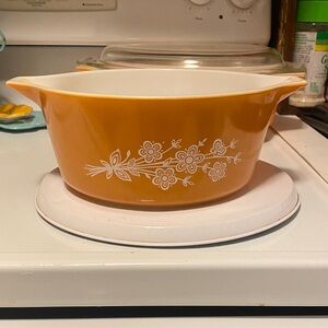 Pyrex Butterfly Gold 1970 casserole dish 475-B 2.5 Qt